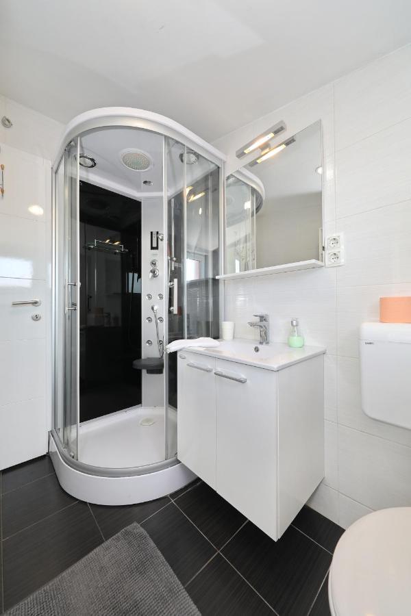 Apartment With Private Pool Sukošan Eksteriør billede